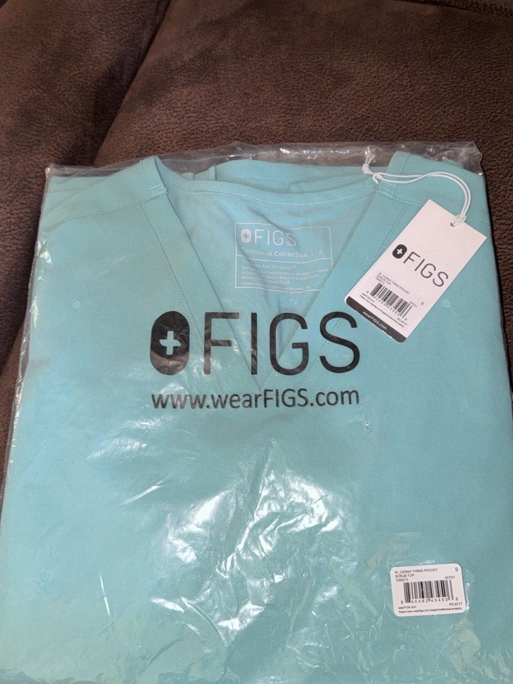 Figs Men’s V-neck Top in Aqua Blue